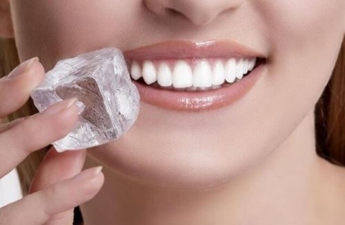 Ледът облекчава болката при афти в устата.
