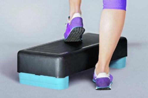 Степ аеробиката е част от полезните укрепващи коленете упражнения.