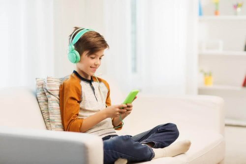 пристрастеността към електронните устройства е един от признаците на афективно разстройство при децата