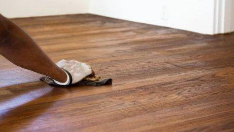 дървените подове са сред нещата, които не трябва да почиствате с бял оцет