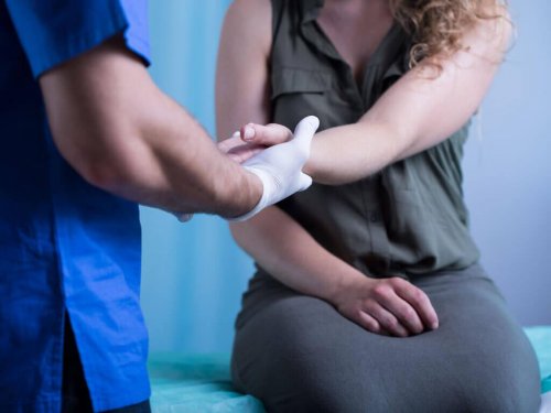 Здравословни проблеми: жена подава на лекар ръката си за преглед