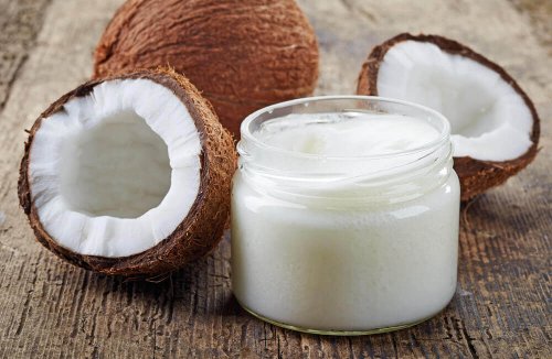 Псориазис на скалпа: два кокосов ореха, единият е разразян на две и крем от кокос