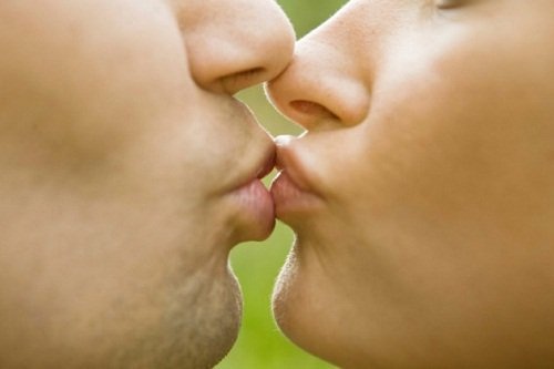 Инфекциозната мононуклеоза е сред заболяванията предавани чрез целувка.