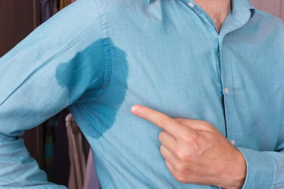 5 начина да премахнете петната от пот от дрехите