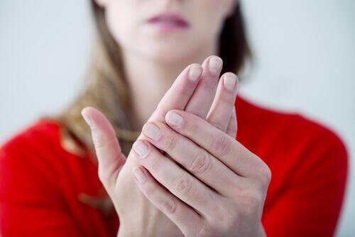 Здравословни проблеми: жена дължи ръцете си