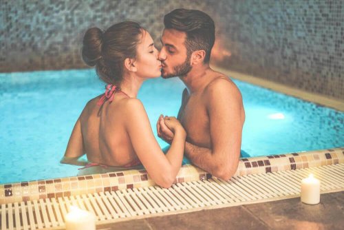 целувките в басейна са винаги по-приятни