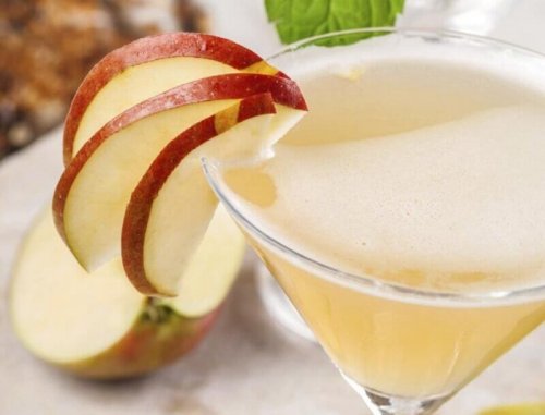 За сваляне на корема: чаша с ябълков сок и резенчета ябълка