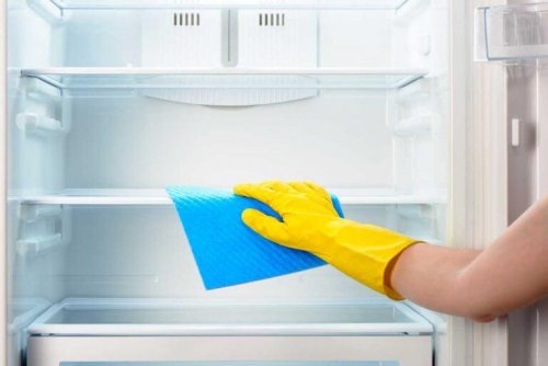 За премахване на лошите миризми: жена чисти хладилник