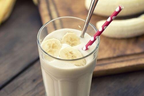 Пригответе си бързо и лесно вкусна напитка с бананово растително мляко за следобедната ви закуска.