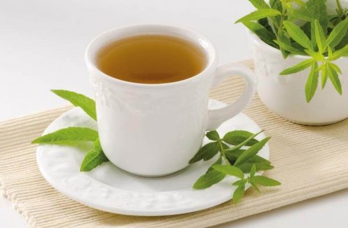 При подуване на корема: чаша чай от анасон, върбинка и маточина