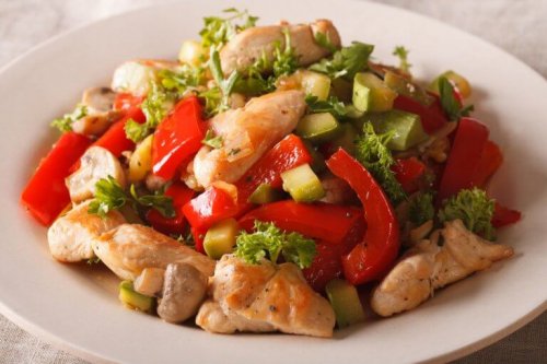 За бърза и здравословна вечеря: експресно пиле със зеленчуци