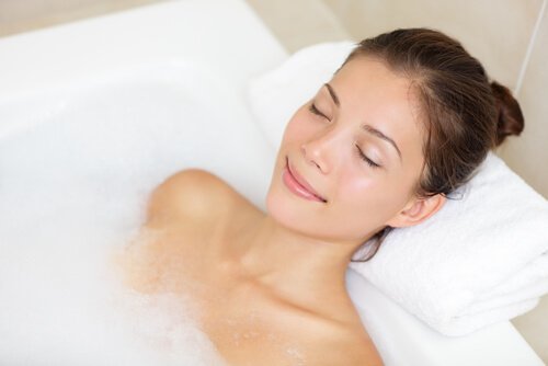 Горещата вана помага срещу болезненото главоболие.