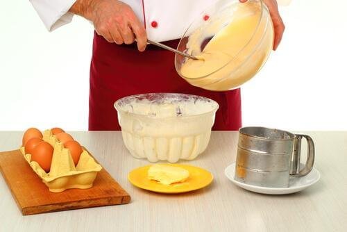 Приготвянето на крема за домашния десерт Наполеон не е никак трудно.