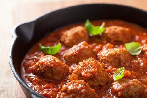 Приготвянето на тези вкусни кюфтета в испански сос е лесно и бързо.