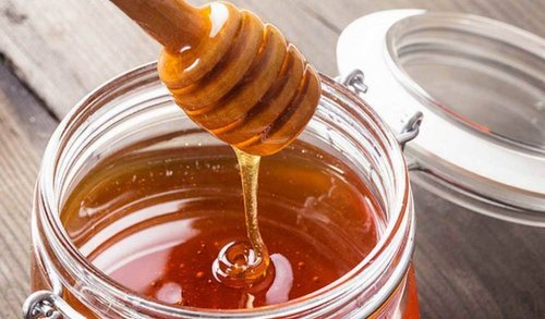 Напуканите устни: мед в бурканче