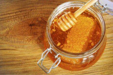 Медът е чудесно натурално средство, използвани в лечението на редица проблеми.