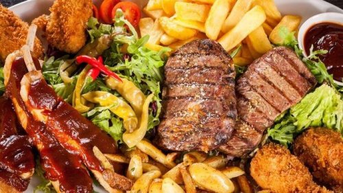 храни с наситени мазнини-пържени картофи, месо, шишчета