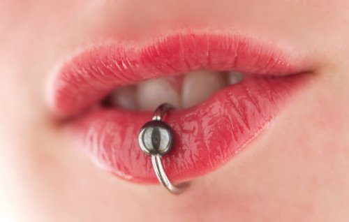 Сексуални фетиши: пиарсинг на устните на момиче