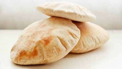 3 питки хляб на маса