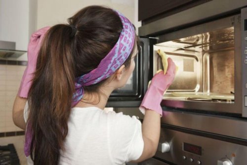 За премахване на лошите миризми: жена почиства микровълнова печка
