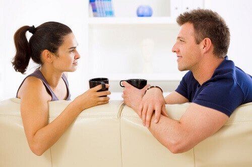 Партньорите от една щастлива връзка: мъж и жена пият кафе заедно 