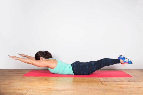 Упражнения за гърба: жена прави упражнение за разтягане