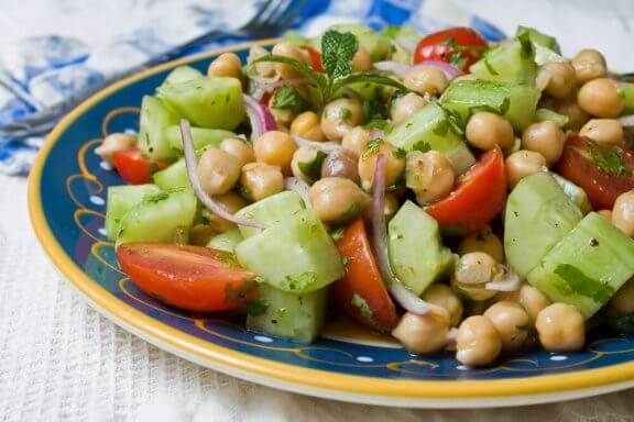 Четири вкусни рецепти за салата с нахут