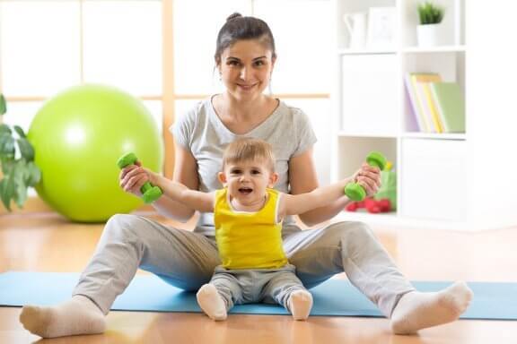 Как да научите бебето си да седи изправено