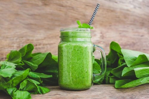 Премахване на токсините: шейк от босилек в стъклен буркан и листа от босилек