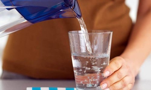 Като пиете повече вода: от кана се сипва вода в чаша