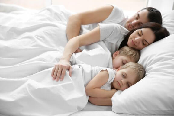 За децата, които спят в едно легло с родителите си