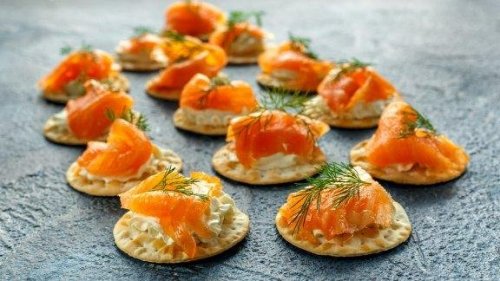 Рецепта за блини с пушена сьомга и сос тартар