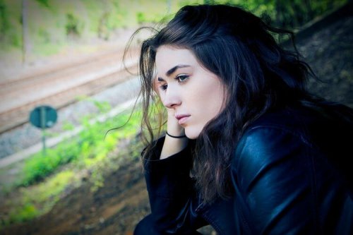 За преодоляване на депресията: млада жена, която изглежда тъжна