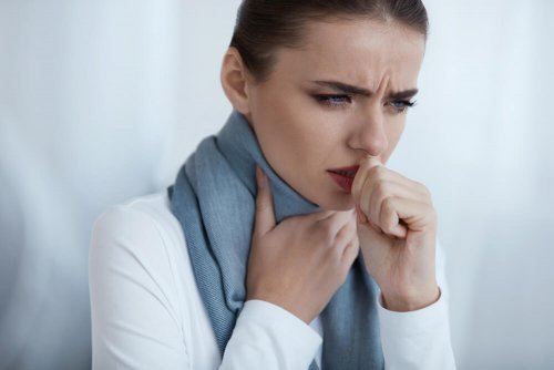 Възли на гласните струни: млада жена кашля