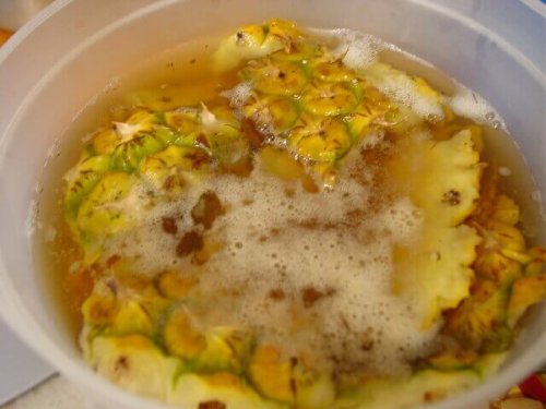 Корите от ананас: кори от ананас в съд с вода