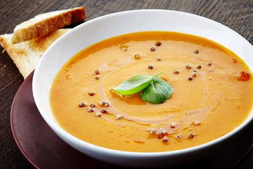 Засищаща вечеря: крем супа от зеленчуци и грах в купичка