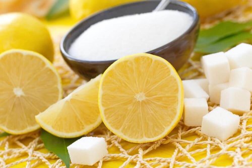 Козметичните свойства на лимона: лимон нарязан и захар в канче