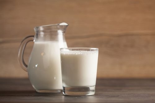 Прясното мляко е отличен помощник в грижата за кожата.