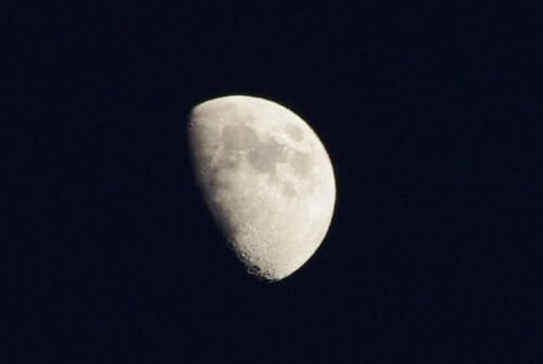 Луната влияе чрез фазата си първа четвърт