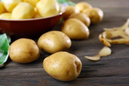 Картофи в голяма купа, на масата