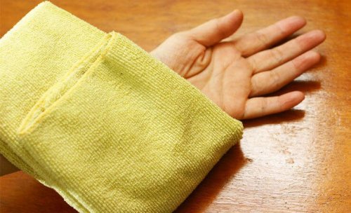 Растящите навътре косми: топал компрес на ръката
