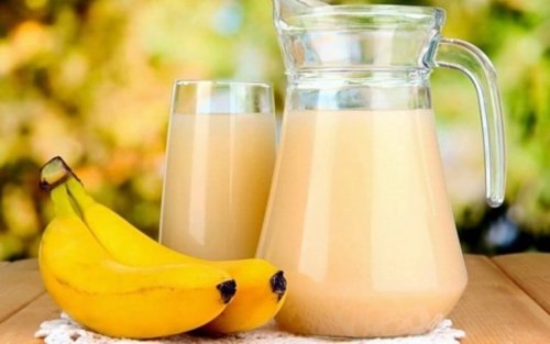 Приготвяне на смути с картофи и банани за облекчаване на язвата