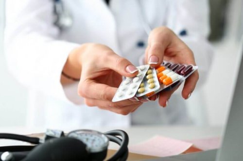 Таблетки лекарства в ръцете на жена доктор