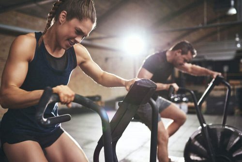 Забравете за разширените вени: мъж и жена правят упражнения