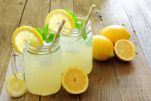 Водата с лимон е едно от най-ефикасните натурални разхлабителни средства.