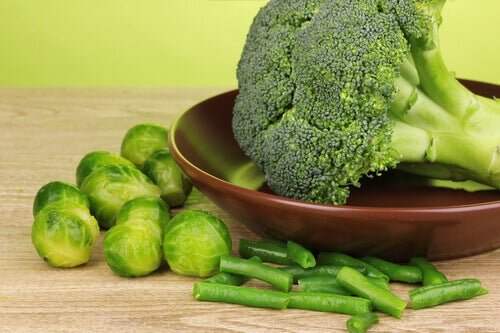 Повишени нива на пикочната киселина: броколи и други зеленчуци на маса