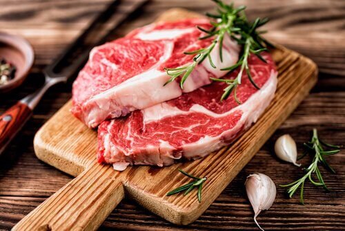 Повишени нива на пикочната киселина: червено месо на дървена дъска