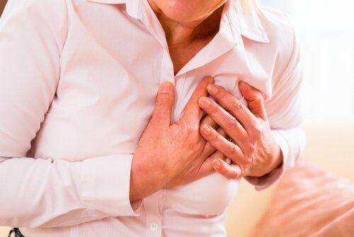 Инфарктът: мъж се е хванал за сърцето