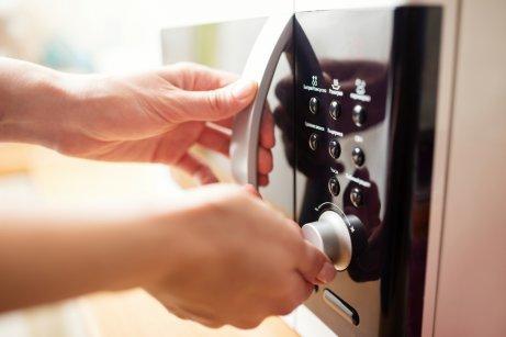 Микровълновата печка има различни приложения в домакинството.