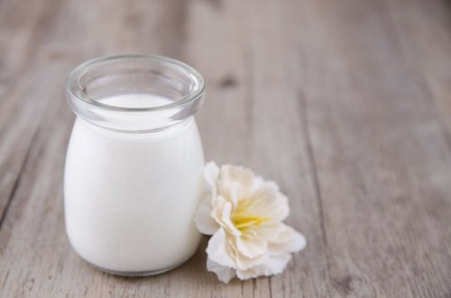 Мляко в бурканче и цвете